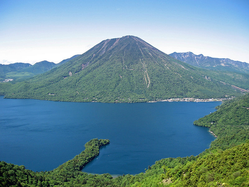 800px-Mount_nantai_and_lake_chuzenji