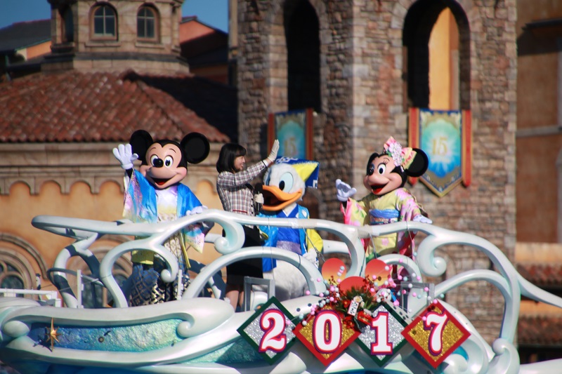 東京迪士尼海洋也有米奇米妮和唐老鴨一起現身互道新年快樂(右2是2017年東京迪士尼親善大使福本望)
