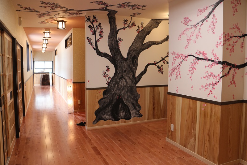 室內溫泉幾年前重新整修。牆面上繪製山櫻花與日本吊鐘花，就算冬季也能欣賞花朵綻放的美景，夜晚也能夠舒適入浴