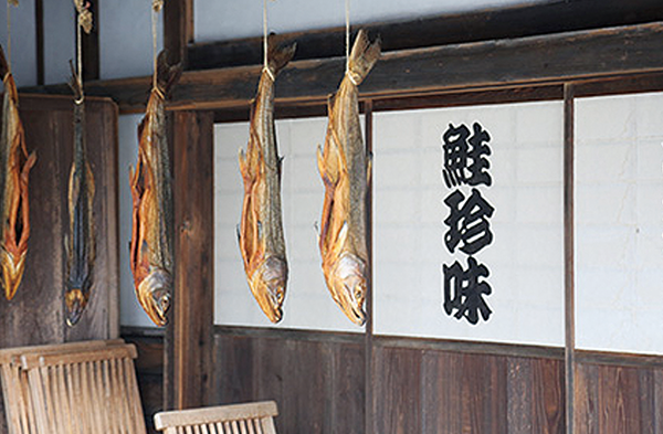 家家戶戶在門前吊掛的鮭魚,以日本海沿岸的寒風風乾