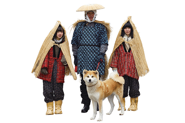 工作人員著傳統的簑衣和秋田犬一起繞場