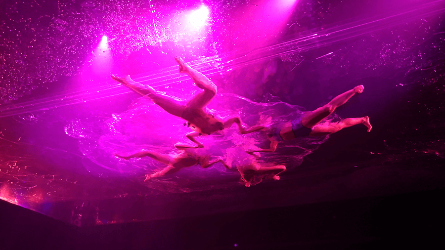 空中水池的舞者和下方的觀眾們也會不時地進行互動