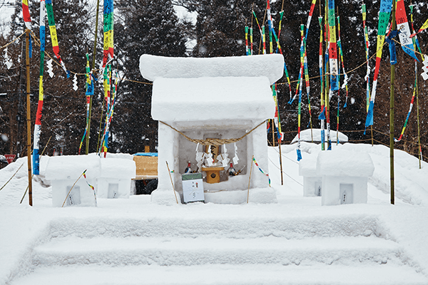 各區內設置雪做的神龕用以祭祀神明