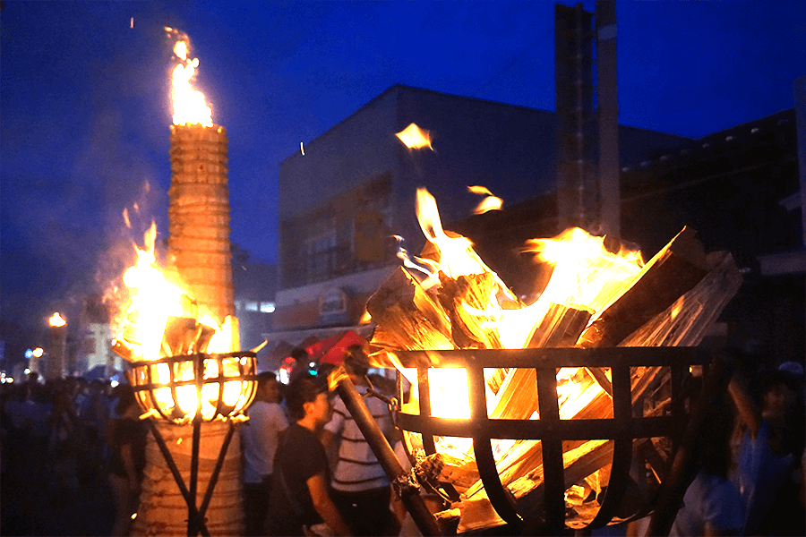 firewood-burning-at-yoshida-fire-festival-in-japan