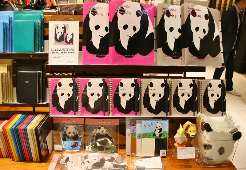 1樓的文具專賣店「Smith」推出開幕限定的熊貓圖案筆記本和其他商品