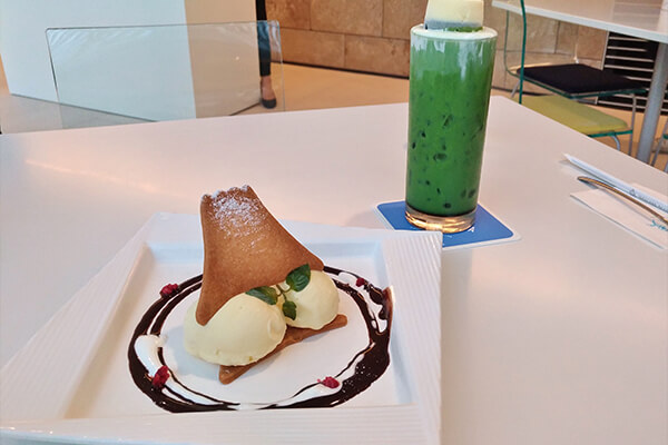 Hotel guests receive free admission to Fujiyama Museum. How about ordering a photogenic Mt. Fuji dessert and upload the photo to your favorite social media?