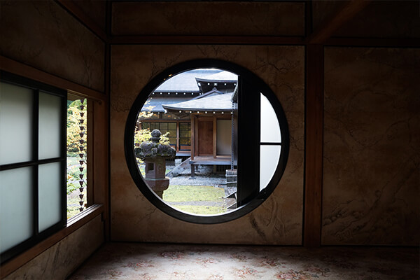 26-tamozawa-imperial-village-round-window