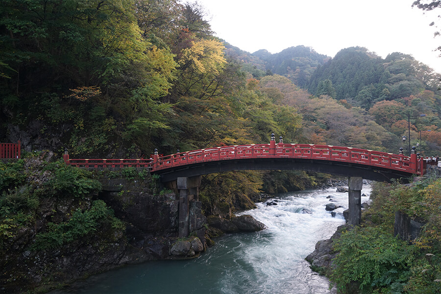 The Shinkyo Bridge is a vermilion-lacquered wooden bridge that crosses the Daiya river. 