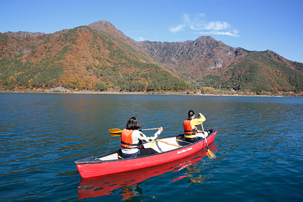 We were quite tense because it was our first try at canoeing. The beauty of Lake Saiko, however, soothed our nervousness right away. 