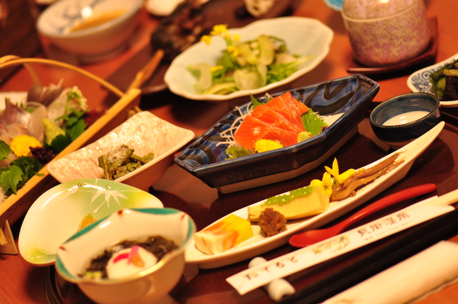 對眼睛相當好的食材，紅鱒、山菜等野菜、日本海的貝類與魚，圍爐燒烤的川魚等晚餐。
