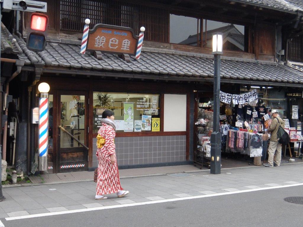 Wear a kimono and walk on the historic streets. Really feel like traveling back in time to the Edo period.