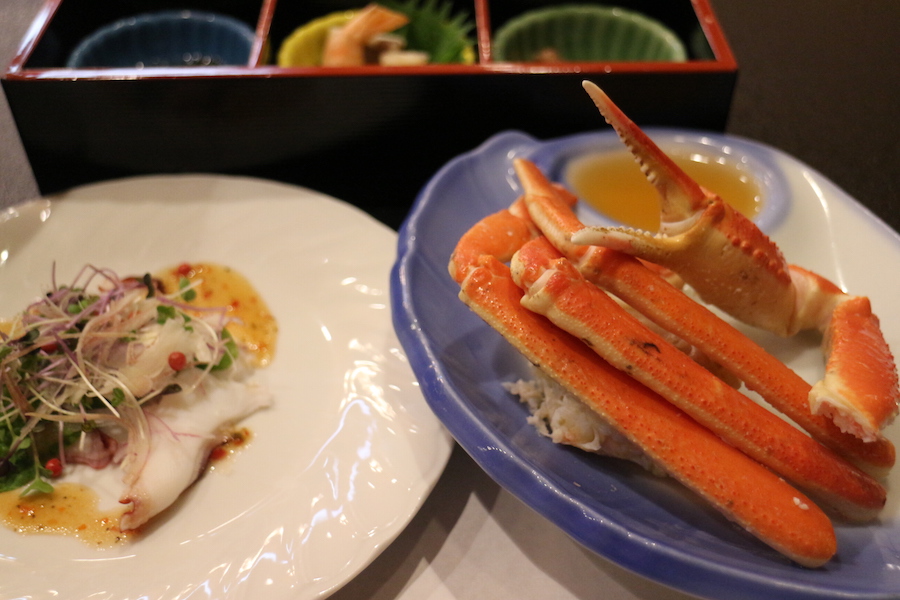 松葉蟹的蟹肉飽滿，搭配美味的調味料更是一絕