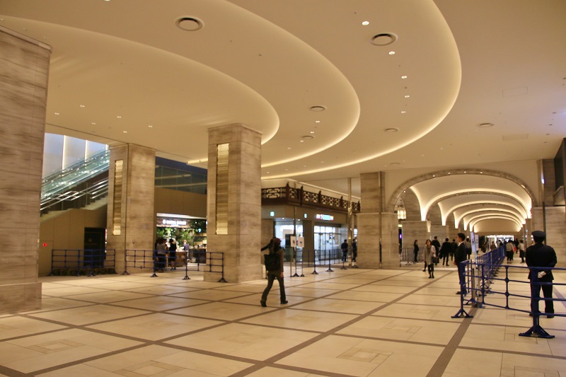 拱門式回廊設計的通道，連結地鐵站與東京中城日比谷