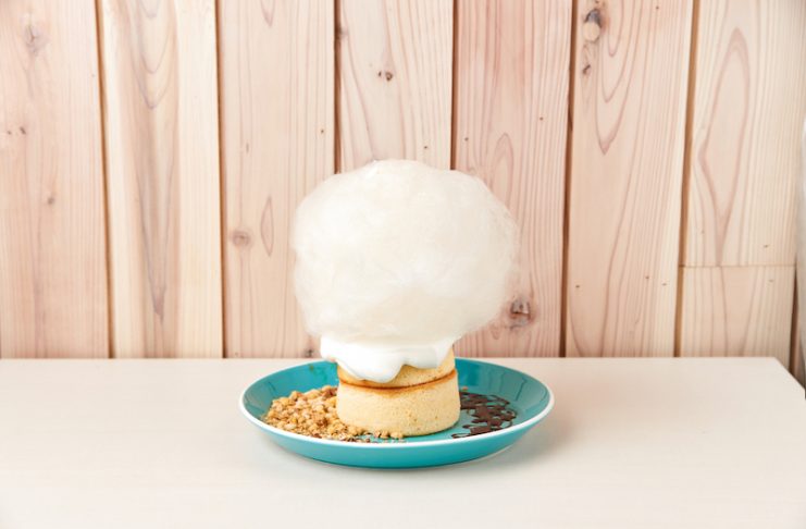 棉花糖鬆餅，像雲朵般的棉花糖放在鬆餅上面更添可愛