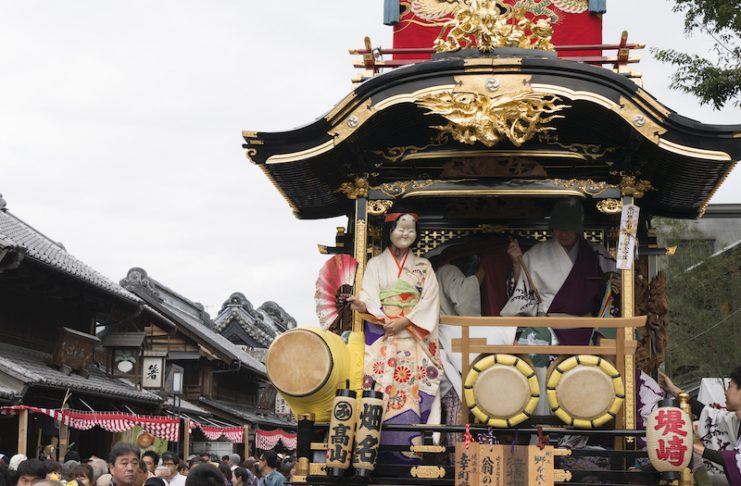 川越祭每年10月第三個周六日舉行，華麗山車和陣頭對峙的場面，都是祭典精彩之處
