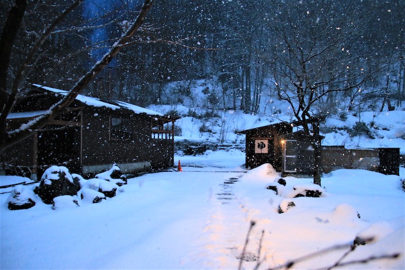 溫泉小屋就在室外的一隅，需要走過雪地才能抵達