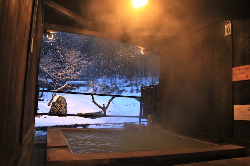 碳酸水素鹽泉的半露天展望風呂，可以享受季節變換的美景