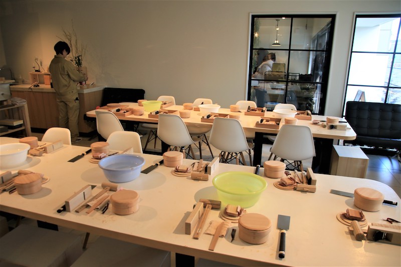 「柴田慶信商店わっぱビルヂング(WAPPA BUILDING)店」，就可以體驗製作圓形便當盒或是麵包餐盤