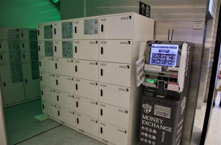 一樓電梯旁則設有外幣兌換機和電子式置物櫃