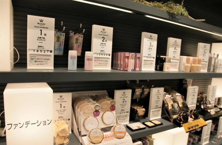 二樓的「@cosme TOKYO SALES RANKING」推薦商品分門別類陳設，方便消費者參考選擇