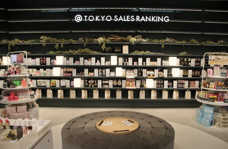二樓的「@cosme TOKYO SALES RANKING」陳設該店銷售最好的商品
