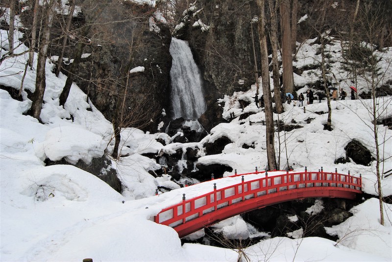 越過紅色小橋，眺望不動瀑布的雪景