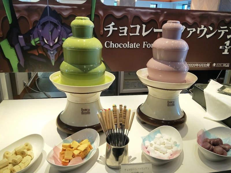 綠色的是抹茶口味巧克力噴泉，紫色的則是莓果口味