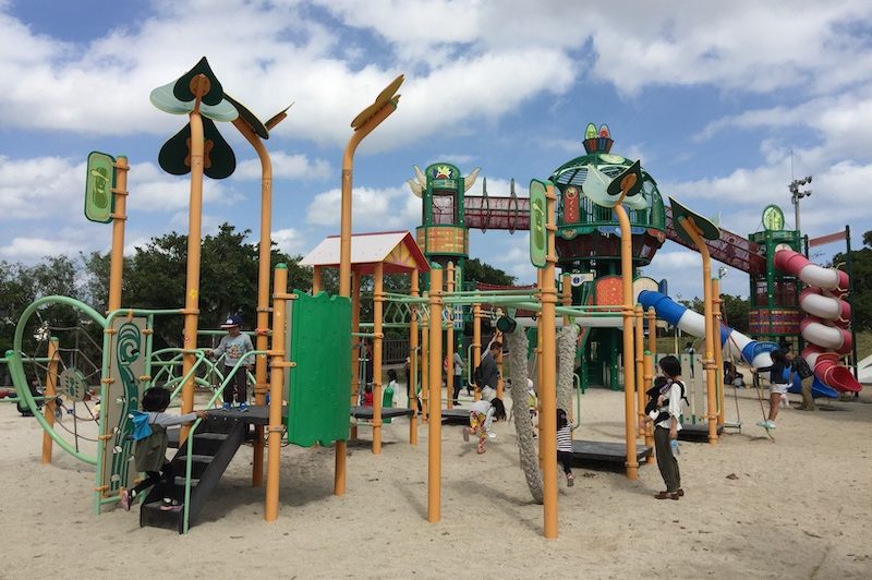 南風町「本部公園」的器材分齡設計，0-12歲的小朋友都可以找到適合的遊樂設施