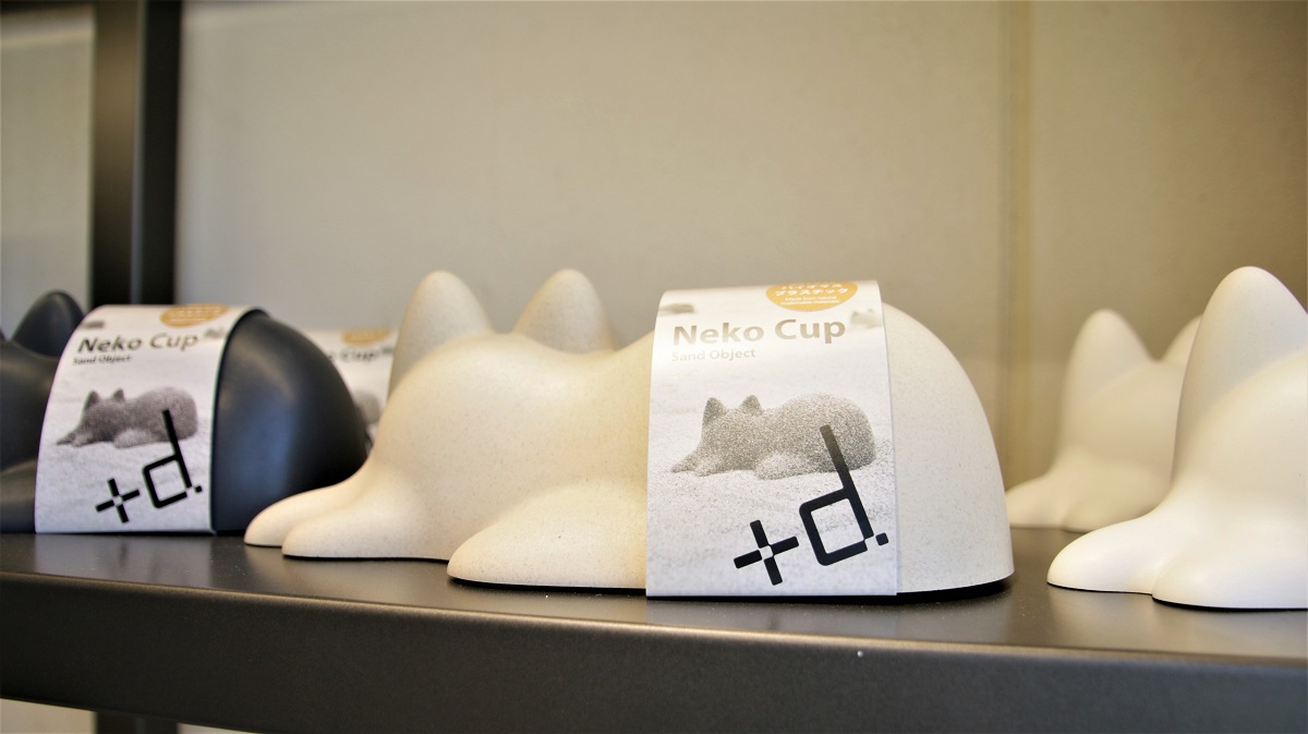 「Neko Cup」可以將沙子或是雪塑型成貓咪的形狀