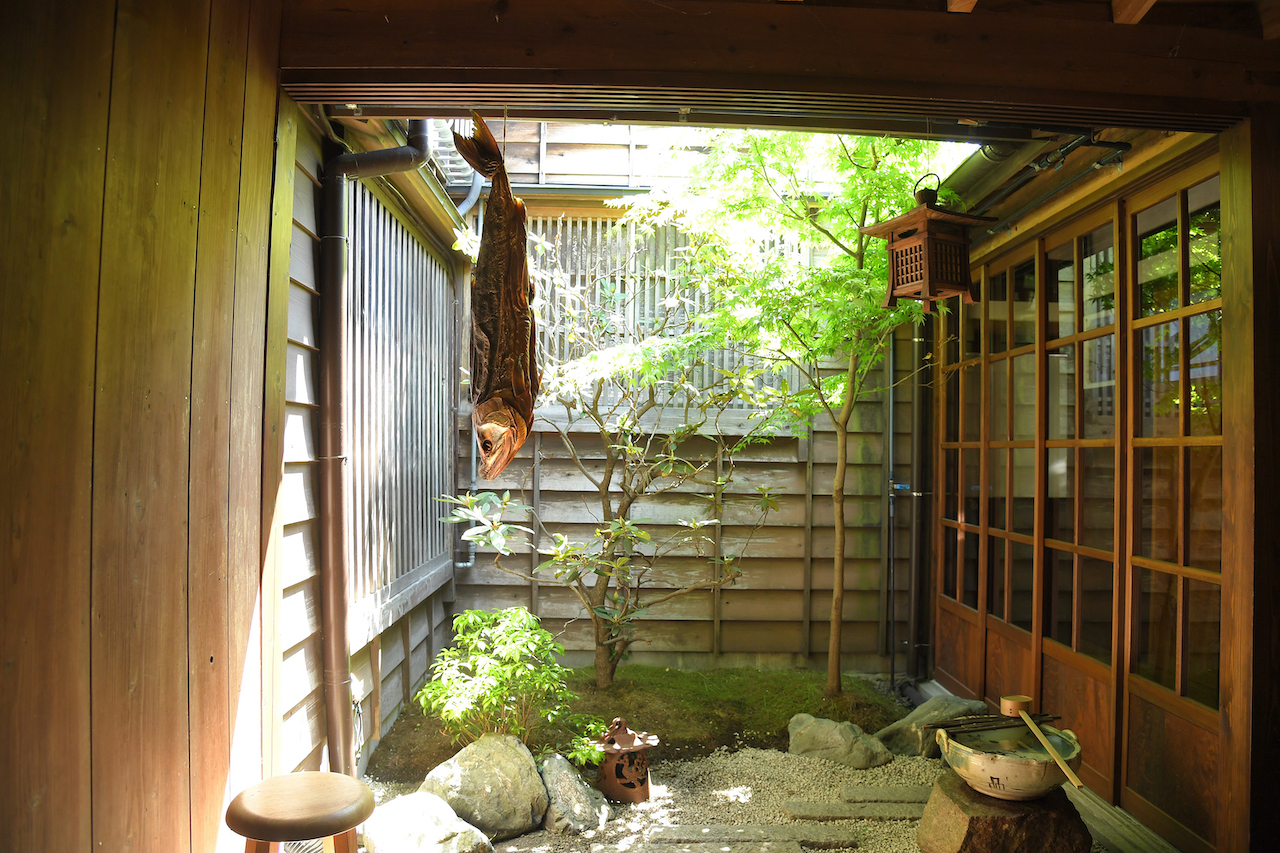 倒掛的鹽漬風乾鮭魚和翠綠的日式庭園的組合，別有趣味