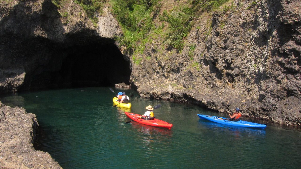 搭獨木舟遊藍色洞窟
