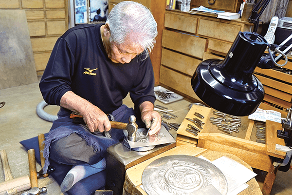 八重樫榮吉是頗負盛名的簞笥五金配件職人