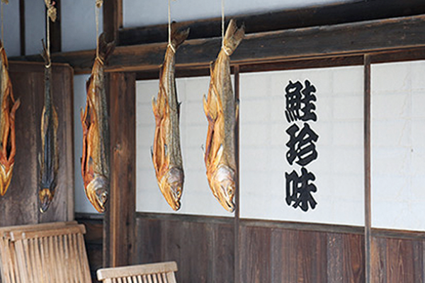 家家戶戶在門前吊掛的鮭魚，以日本海沿岸的寒風風乾