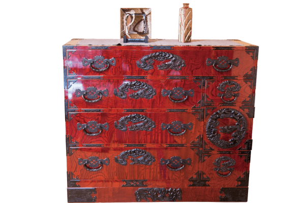 仙台傳統的工藝簞笥，過去是商人或武士用來裝個人物品的收納櫃