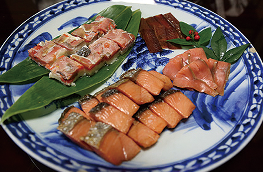 有各式各樣的鮭魚料理，包括鹽烤鮭魚、酒粕醃漬鮭魚或是煙燻鮭魚等