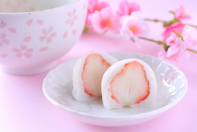ichigo daifuku ohanami sweets