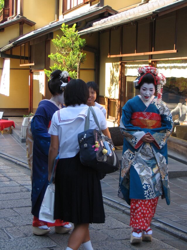 geishas-in-kyoto-1536886-639x852