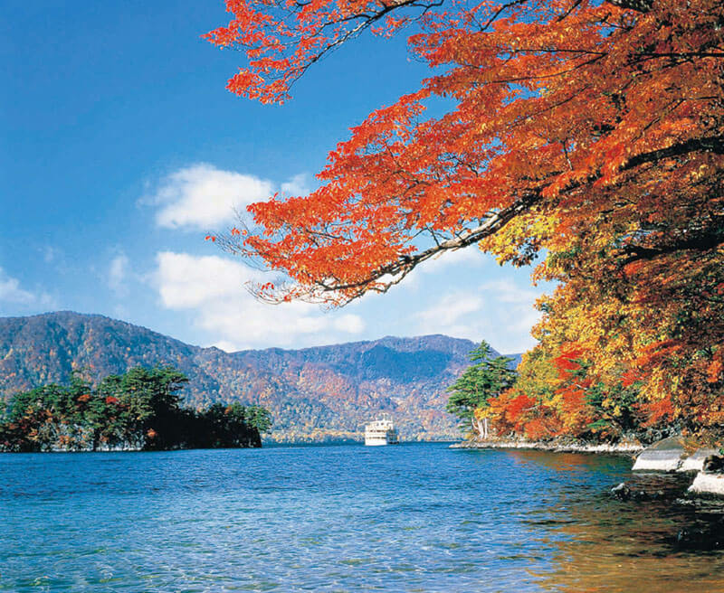 Autumn foliage at Lake Towada