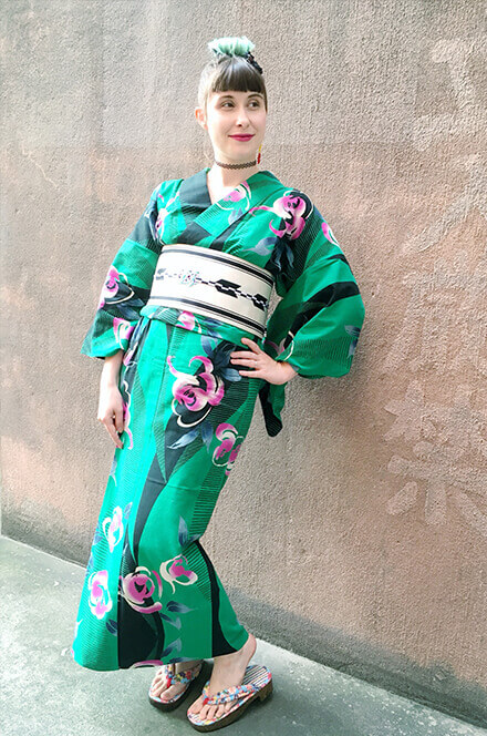 “This shade of green is my favorite color. I love bold colors, and the contrast between the yukata and the white arrow-patterned obi (sash) pops right into the eye – perfect for the next fireworks festival!”