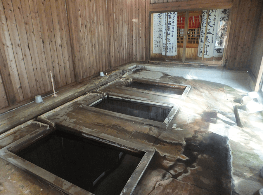 nishiyama-onsen-indoors-hot-spring