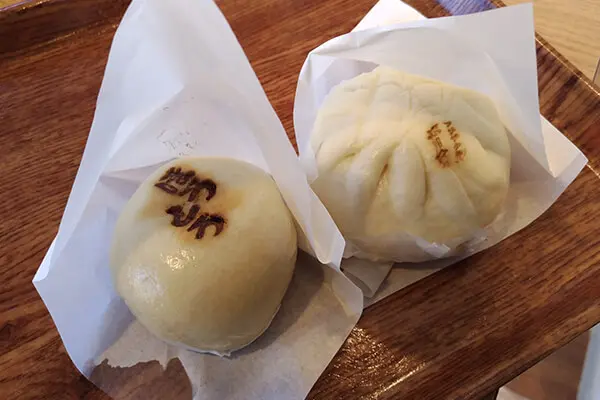 Yamanashi-style noodle soup flavored steamed bun (left) and Fujizakura pork steamed bun