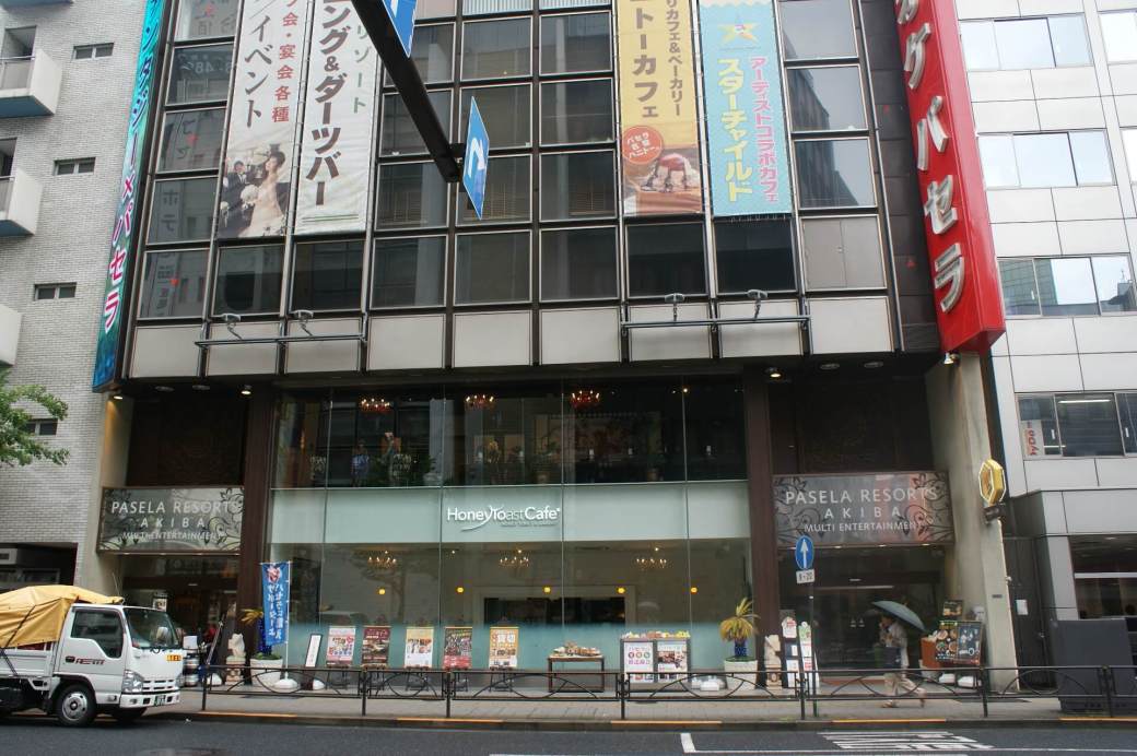 EORZEA CAFE is located on the second floor of the PASELA RESORTS AKIBA Building.