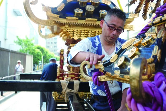 Assembling and decorating the mikoshi for children the same way as the one for adults.
