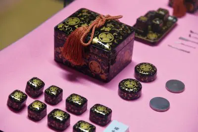 The display with Maki-e miniature set