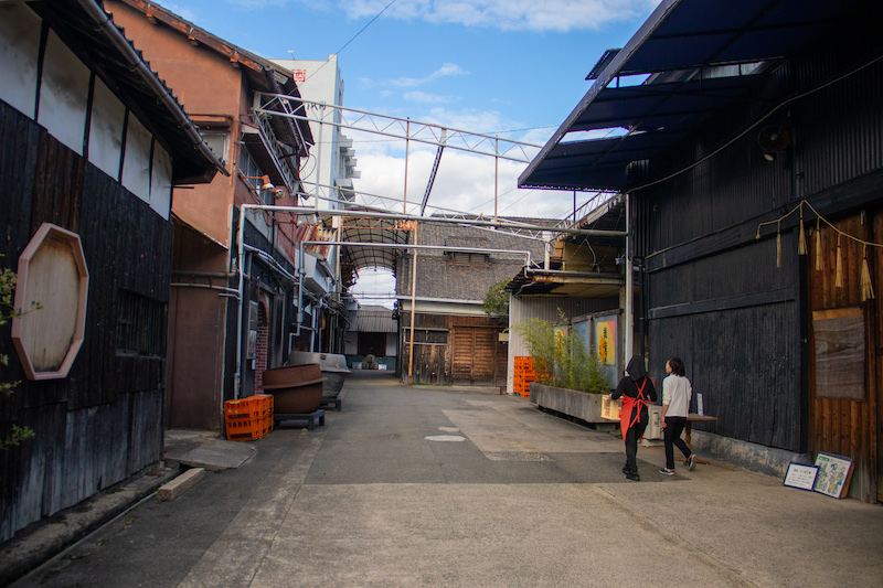 An alley on both sides of which you can see old sakaguras  in the Nadagiku Brewery.