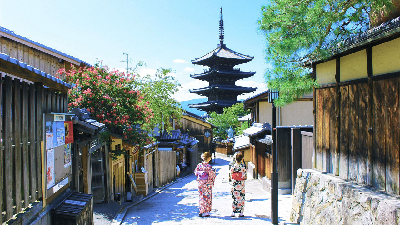 Japanese Spring Fashion Kimono in Kyoto