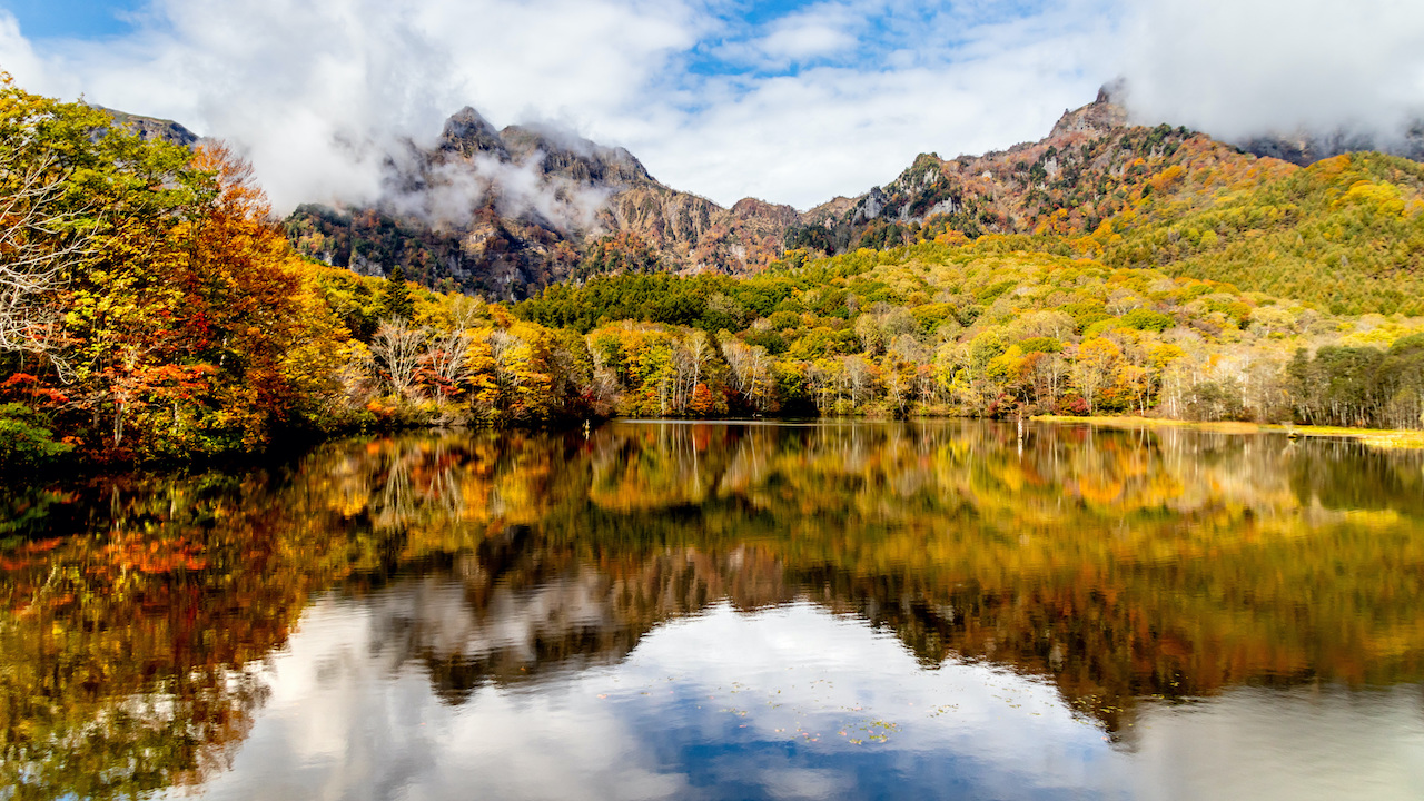 Kagamiike pond mirroring the Togakushi Mountains in Togakushi