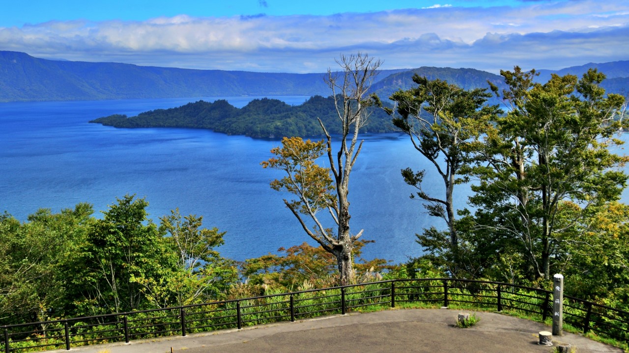 The Hakka Pass Observatory, set along National Route 103, or the "Jukai Line," is one of the famous lookout spots to admire Lake Towada.