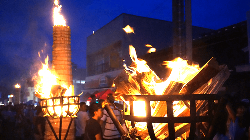 firewood-burning-at-yoshida-fire-festival-in-japan